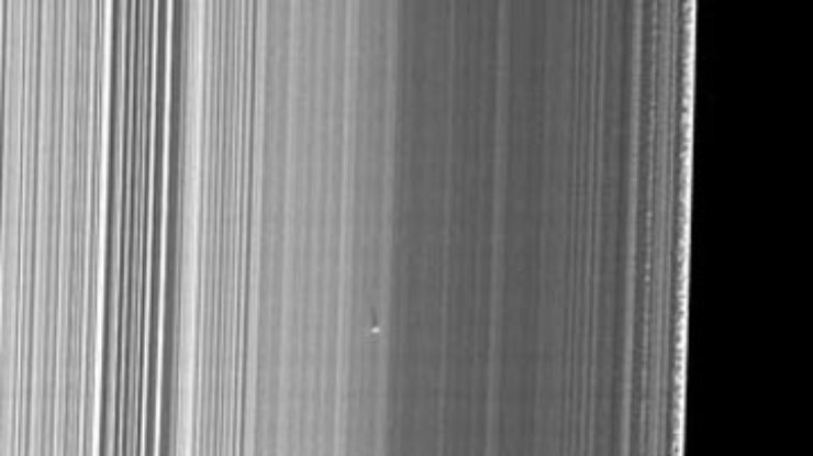 В кольцах Сатурна обнаружен крупный объект