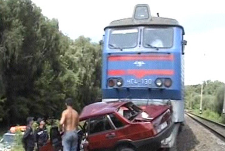 В Ривненской области ВАЗ столкнулся с поездом