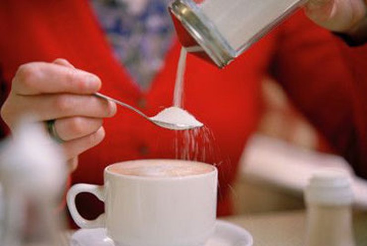 АМК обязал участников рынка снизить цены на сахар