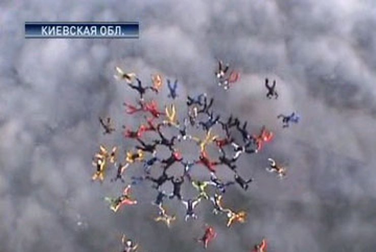 60 парашютистов поставили новый рекорд Украины