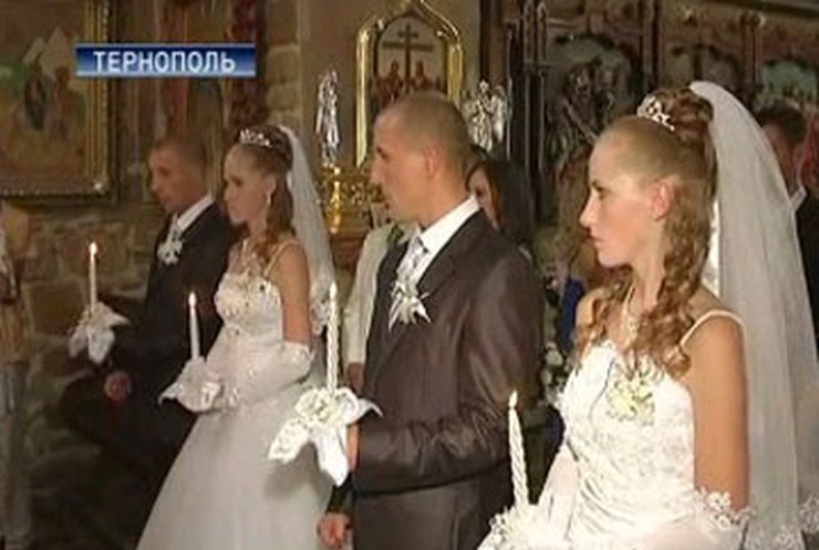 В Тернополе две пары близнецов сыграли свадьбу "на четверых"
