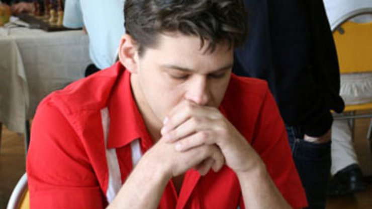 Пьяный шахматист уснул во время игры