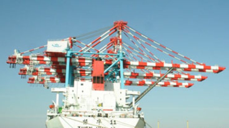 Судно "Zhen hua 11" наконец пустили к причалу "ТИС" в "Южном"