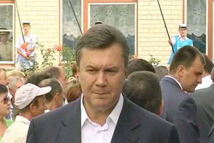 Янукович грозит вынести власть "с креслами из кабинетов"