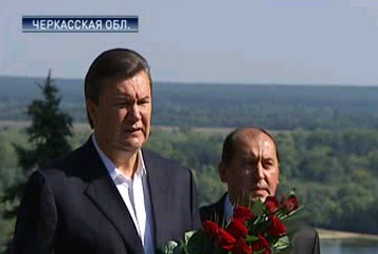Янукович пообещал отремонтирова "Чернечу гору" в Каневе