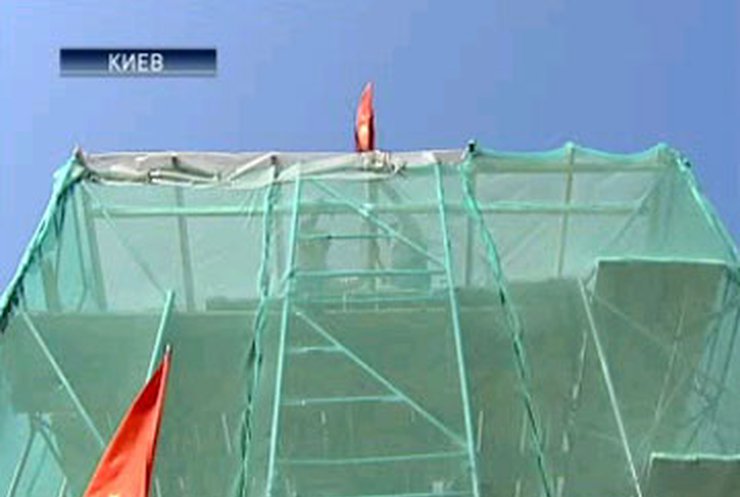 В Киеве начали реставрировать памятник Ленину