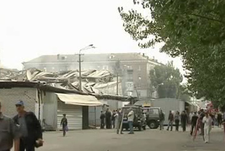 Рынок "Славянский" полностью сгорел в Днепропетровске