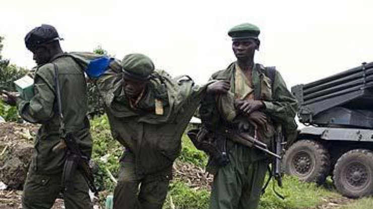 В Конго офицер распивал спиртное с врагом