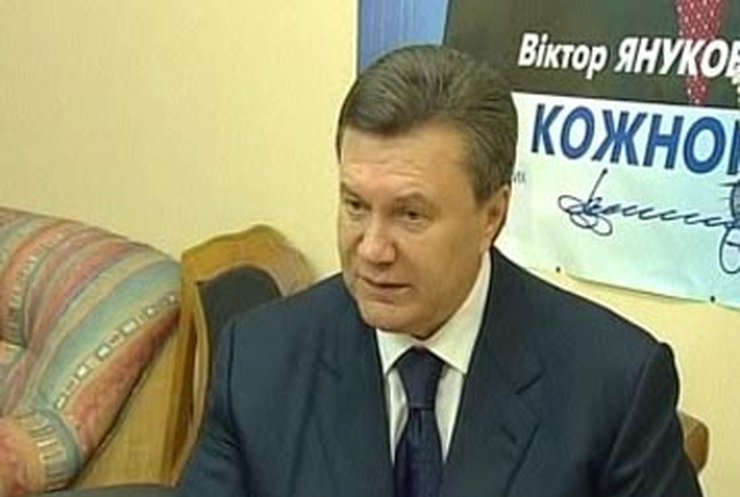 Янукович открыл депутатскую приёмную в Черновцах