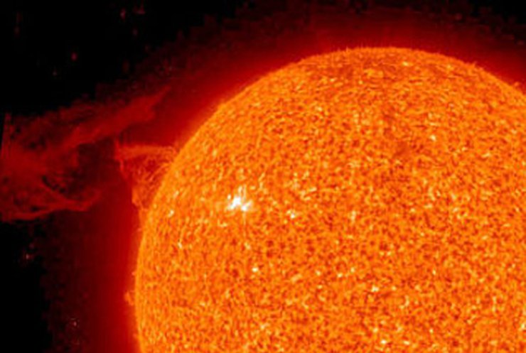 Астрономы NASA засняли гигантский солнечный протуберанец