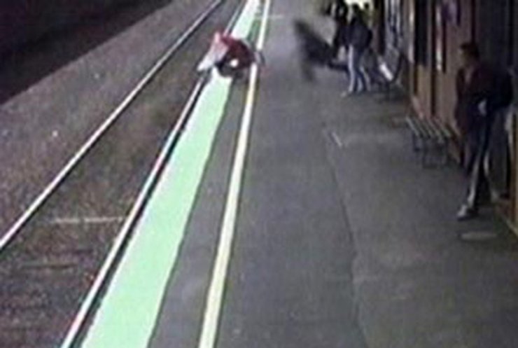 В Австралии младенец выжил после падения под поезд