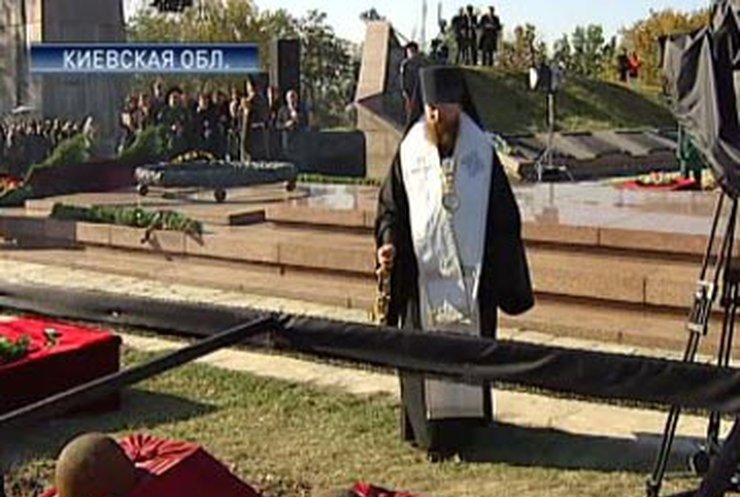 Под Киевом перезахоронили останки сотни советских солдат