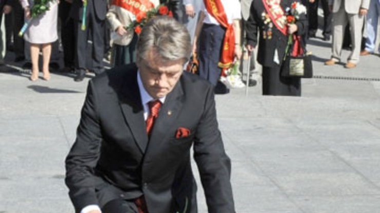 Ющенко почтил память жертв войны у могилы Неизвестного солдата