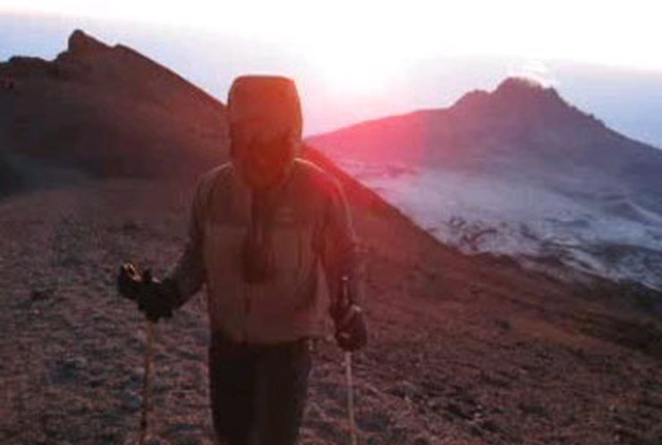 Мужчина покорил Килиманджаро, чтобы помочь украинским детям