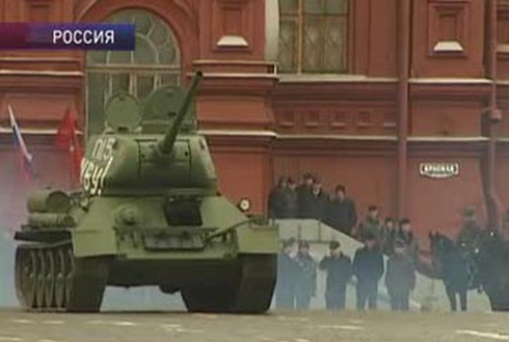 По Красной площади в Москве проехали танки