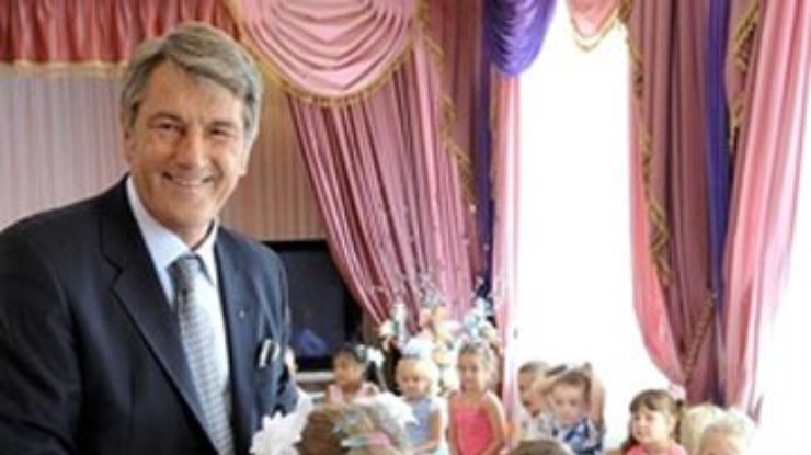 Ющенко поручил возобновить учебу в областях, где отступает грипп