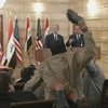 В иракского "ботинкометателя" кинули ботинком