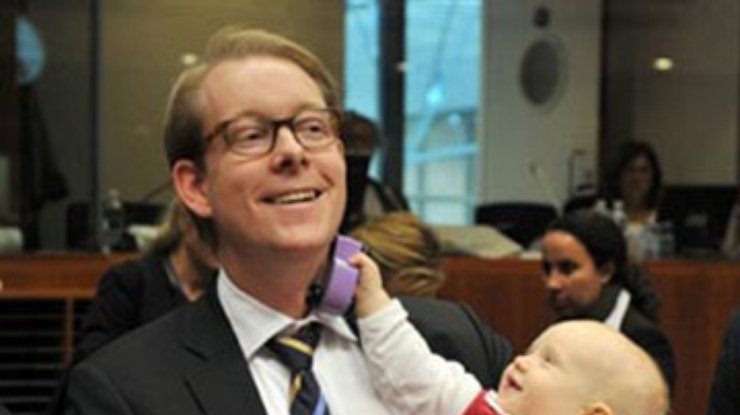Шведский министр пришел на совещание с младенцем