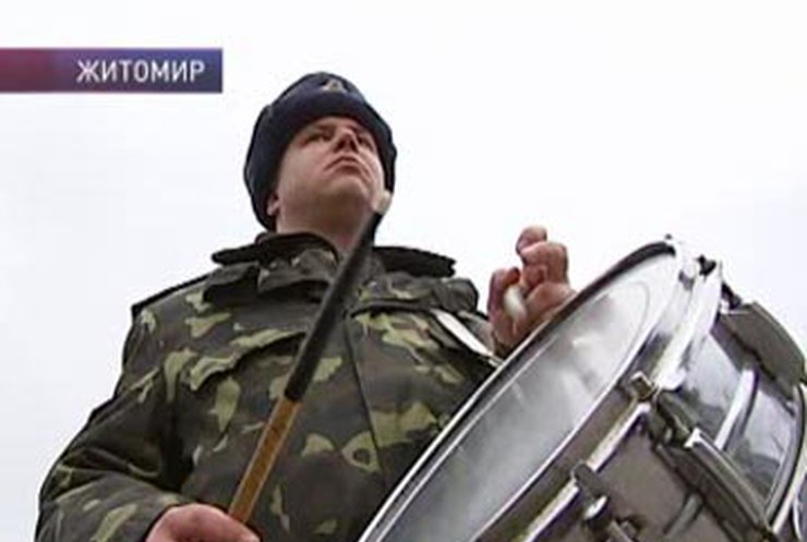Украинская армия отмечает профессиональный праздник без денег