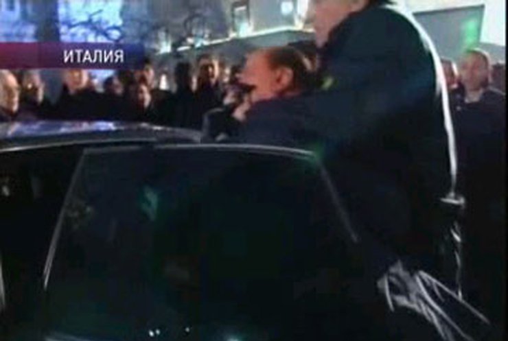 Берлускони выбили зубы и сломали нос