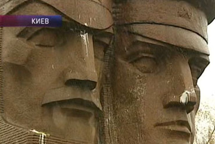В Киеве поврежден памятник чекистам