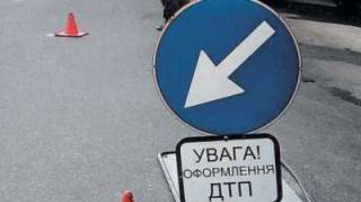 В Киеве автобус с пассажирами врезался в грузовик