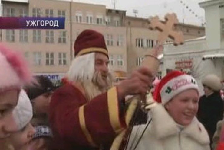 Жителей Ужгорода одарили сладостями в канун Дня Николая