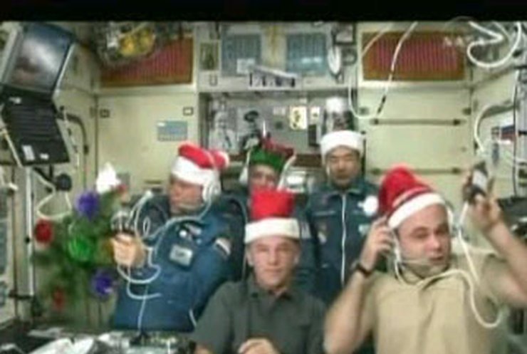 Экипаж "Союза" привез на МКС новогоднюю елку