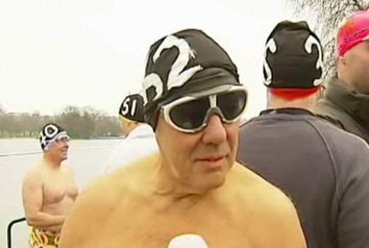 В лондонском Гайд-парке прошел рождественский заплыв "моржей"