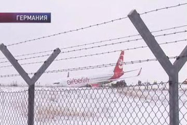 В Германии самолет соскользнул со взлетно-посадочной полосы