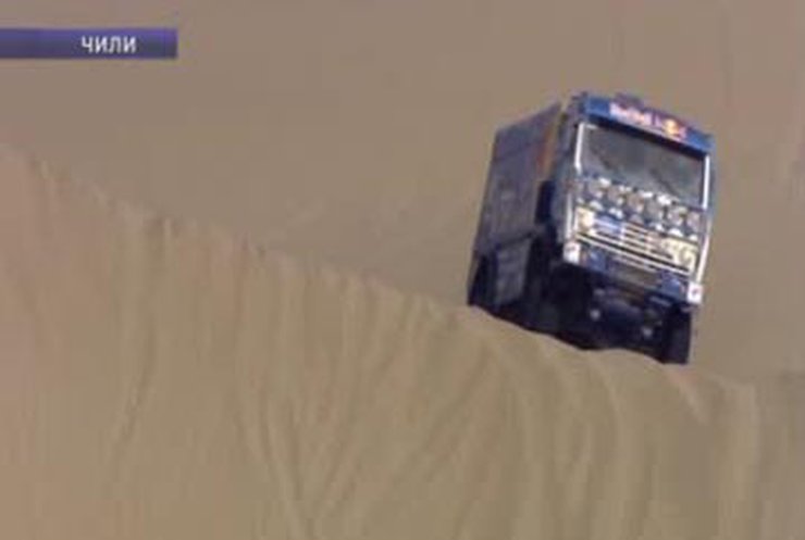 Участники ралли "Дакар" преодолевают дюны пустыни Атакама