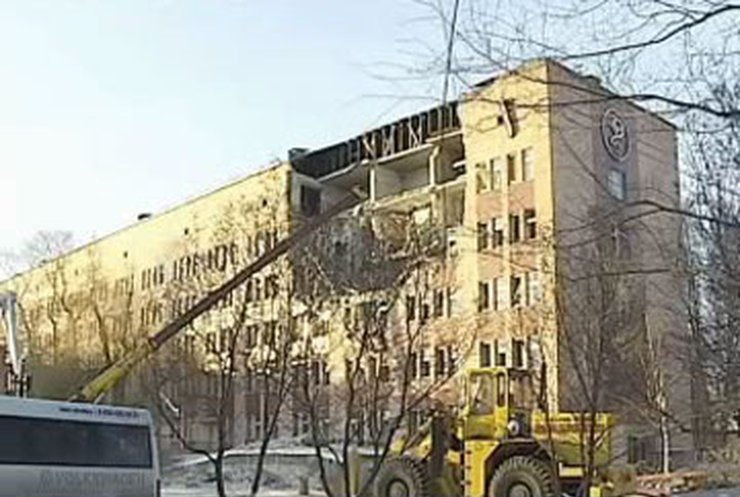 В луганской больнице продолжают разбирать завалы