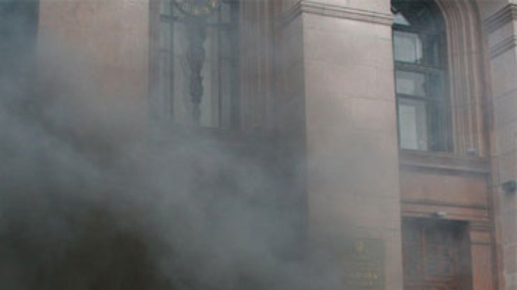 Черновецкого забросали дымовыми шашками