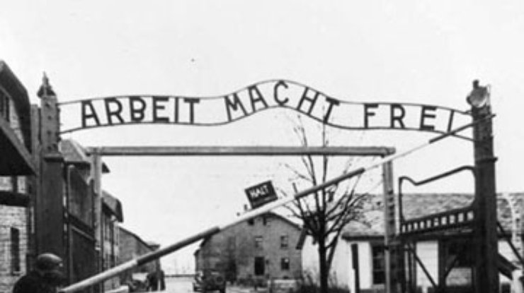 В Освенцим вернули украденный символ концлагеря