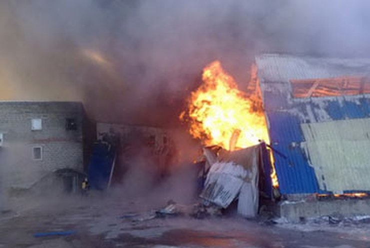 В Луганске горит картонный комбинат