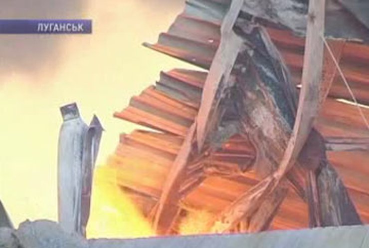 Пожар разрушил Луганский гофротарный комбинат