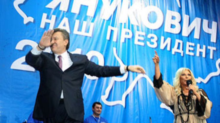 Янукович станцевал под песню Повалий