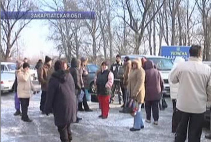 Жители Закарпатья устроили акцию протеста на венгерской границе