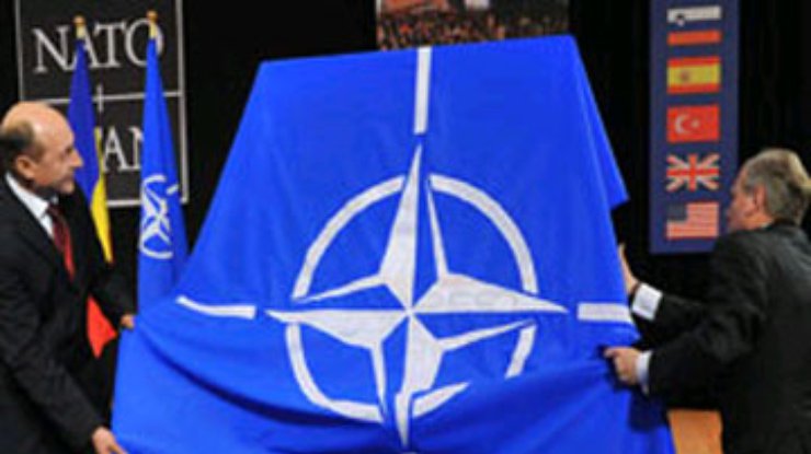 НАТО не изменит отношения к Украине из-за Януковича