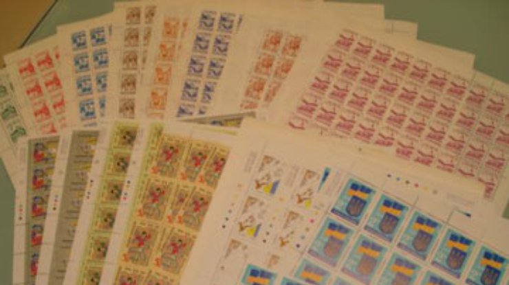 В Японии создана "флешка" размером с почтовую марку