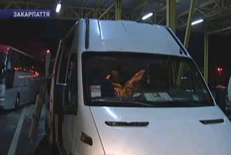 Пограничники нашли в микроавтобусе тайник с тремя молдаванками
