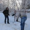 Жители Черкасс занялись уборкой снега
