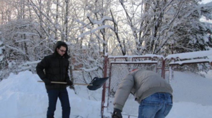 Жители Черкасс занялись уборкой снега