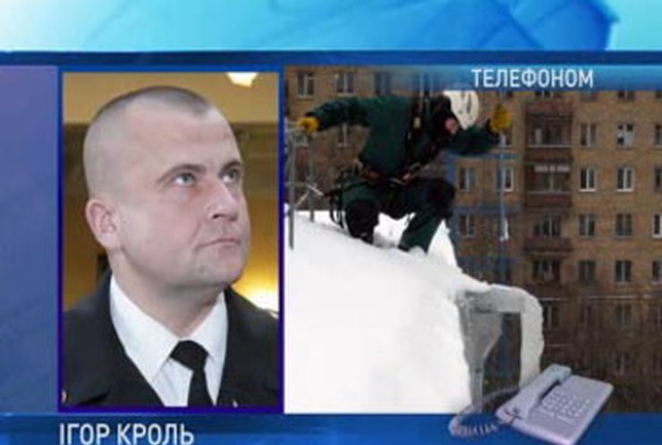 В Чернигове снег обрушил крышу жилого дома, эвакуировали 60 человек