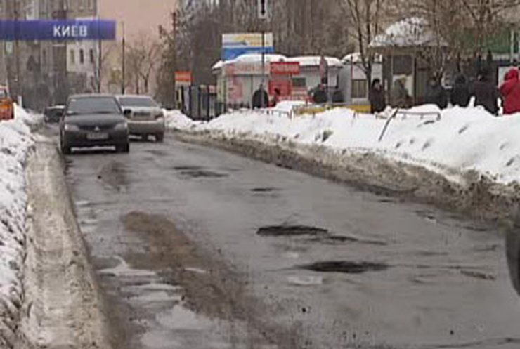 Снег разрушил дорожное покрытие в столице