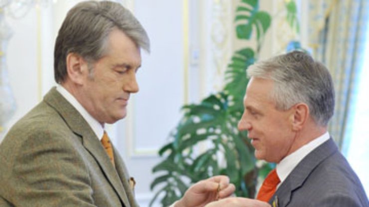 СМИ: Ющенко раздает ордена с нарушениями