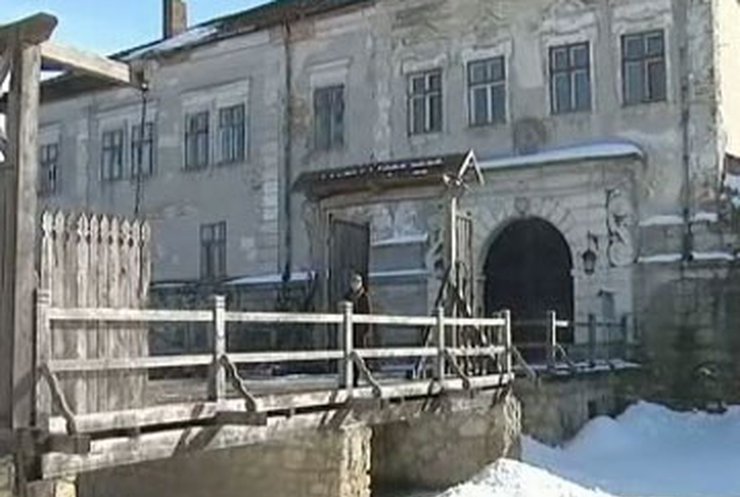 Непогода разрушает Золочевский замок во Львовской области