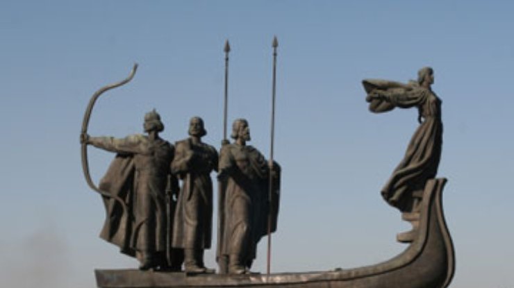 В Киеве обрушился памятник основателям города