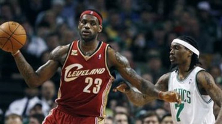 НБА: Джеймс справился с "Бостоном"