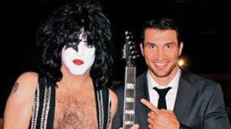Группа KISS подарила Кличко разбитую гитару